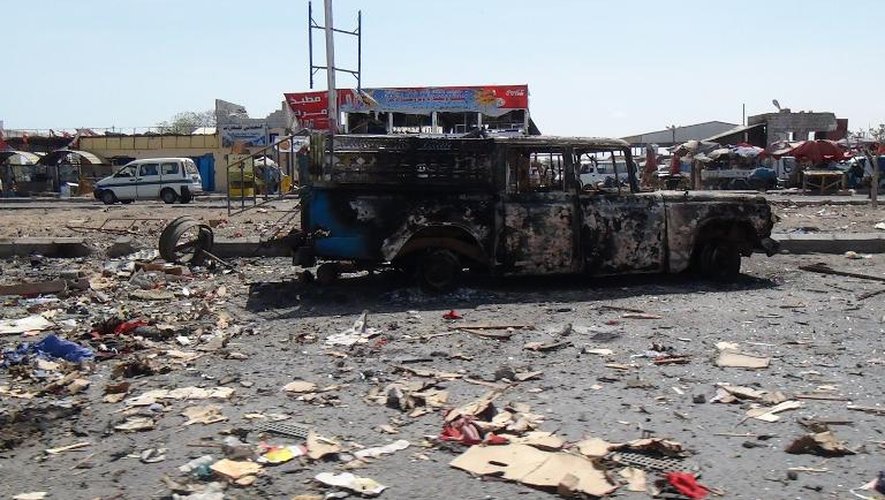 La carcasse d'un camion qui aurait appartenu aux rebelles houthis et a été détruit par des raids aériens de la coalition menée par l'Arabie saoudite, le 17 avril 2015 dans la banlieue d'Aden