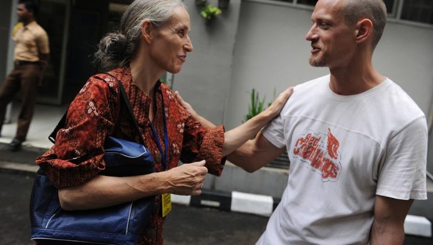 Le Français Michaël Blanc et sa mère, Hélène Le Touzey, à la prison de Cipinang, le 19 avril 2011 à Jakarta