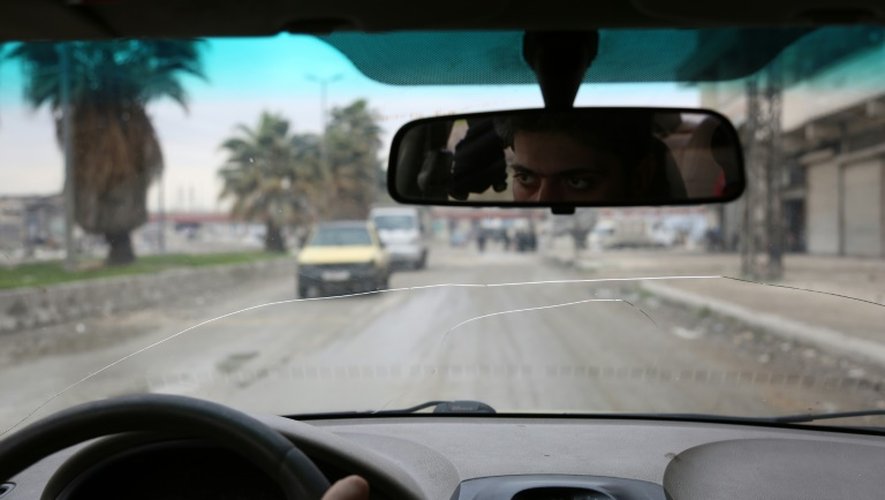 Ayoub, 27 ans, conduit son taxi à travers les rues d'Alep, le 3 mars 2016
