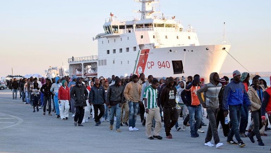 Des migrants naufragés à leur arrivée le 16 avril 2015 dans le port d'Augusta en Sicile