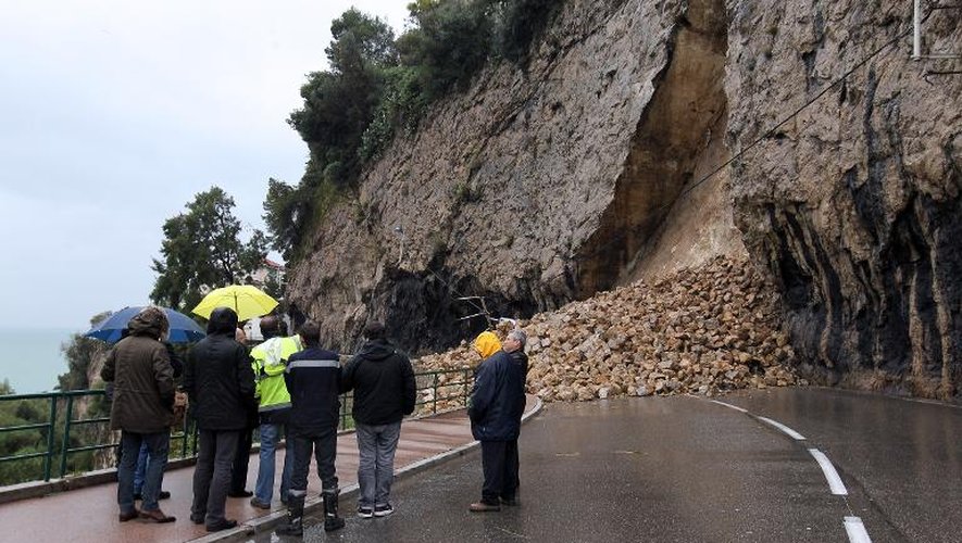 Une route coupée par un éboulement à Roquebrune-cap-Martin après les fortes pluies dans les Alpes-Maritimes, le 18 janvier 2014