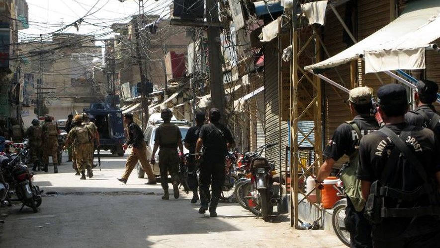 Des soldats dans une rue de Bannu, dans le nord-ouest du Pakistan