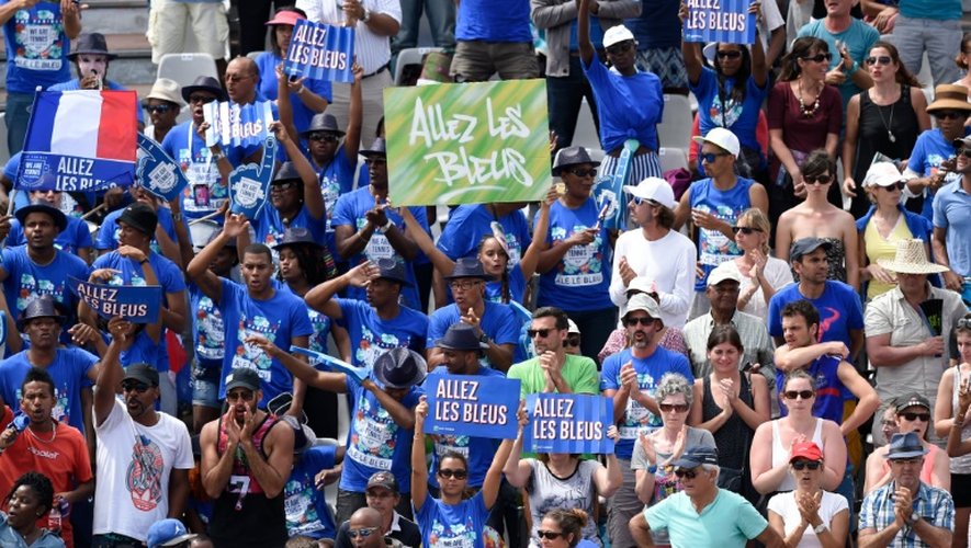 Des supporters français lors du match de Coupe Davis contre le Canada, le 4 mars 2016 au Vélodrome de Baie-Mahault en Guadeloupe