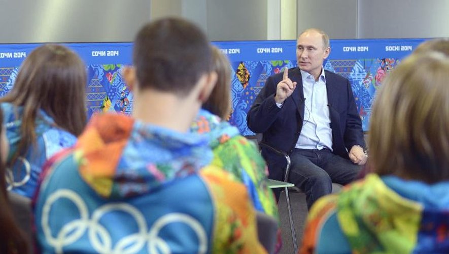 Le président russe Vladimir Poutine lors d'une réunion avec des volontaires pour les Jeux Olympiques de Sotchi, le 17 janvier 2014 à Sotchi