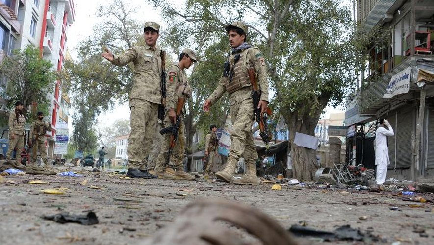 Des forces de l'ordre afghanes sont sur les lieux de l'attentat-suicide, le 18 avril 2015 à Jalalabad qui a fait au moins 33 morts