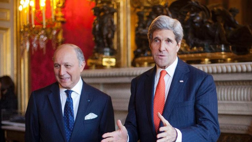 Les chefs de la diplomatie américaine John Kerry (d) et Laurent Fabius (g) au Quai d'Orsay à Paris, le 13 janvier 2014
