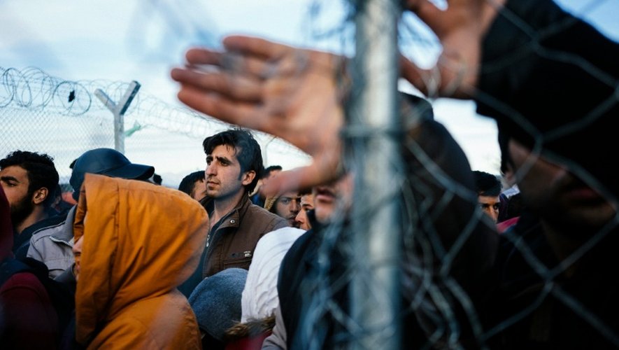 Migrants et réfugiés sont regroupés à Idomeni à la frontière entre la Grèce et la Macédoine, le 5 mars 2016