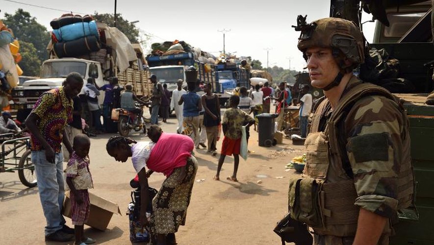 Un soldat français près de civils musulmans qui fuient en camion les combats, le 18 janvier 2014 à Bangui