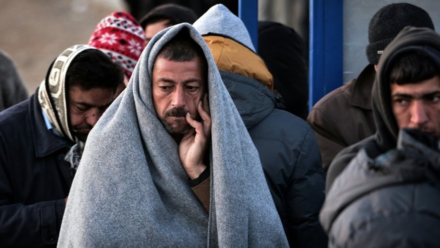 Des migrants attendent de pouvoir s'enregistrer à Idomeni, en Grèce, le 5 mars 2016