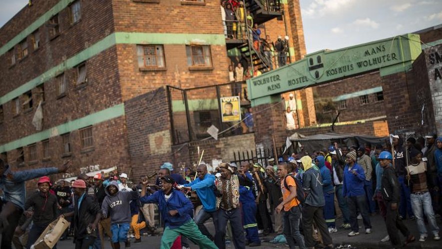Une foule en colère manifeste le 17 avril 2015 contre des immigrants à Jeppestown, un quartier de Johannesburg