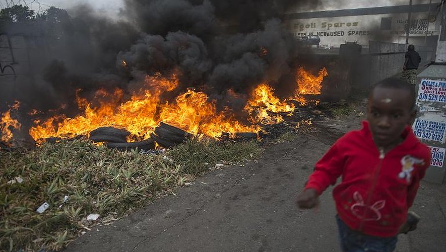 Pneus incendiés le 17 avril 2015 lors de violences xénophobes à Jeppestown, un quartier de Johannesburg