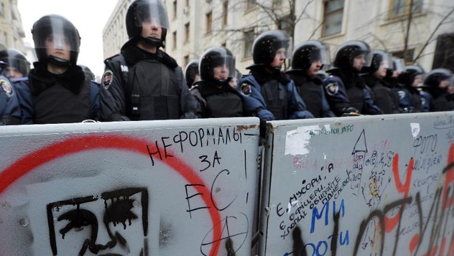 Un cordon de policiers, le 17 janvier 2014 à Kiev