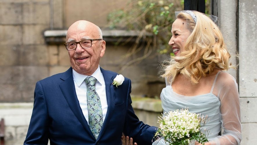 Le magnat des médias australien Rupert Murdoch (g) et sa nouvelle épouse, l'ancien mannequin américain Jerry Hall sur le parvis de St Bride à Londres, le 5 mars 2016