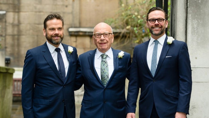 Le magnat des médias australien Rupert Murdoch (c) avec ses fils Lachlan (g) et James sur le parvis de St Bride à Londres, le 5 mars 2016
