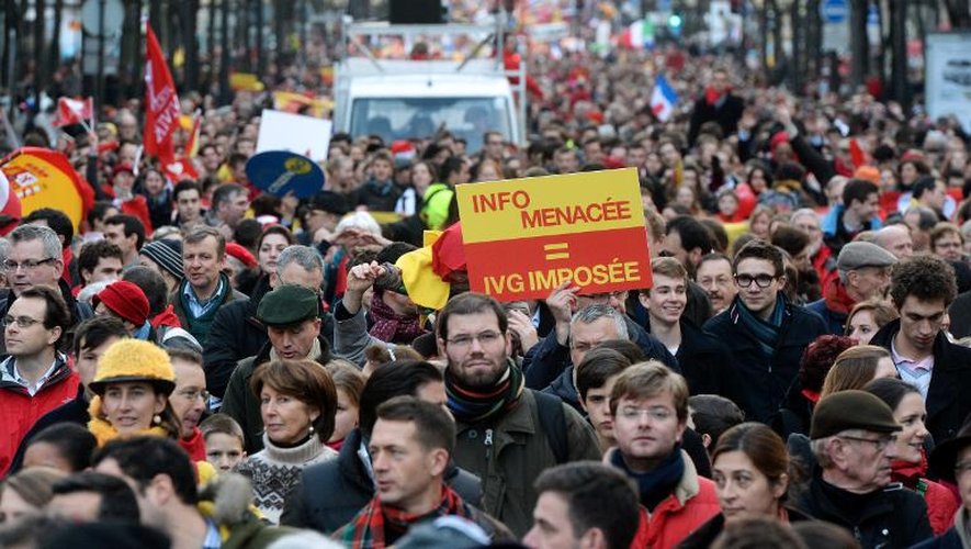 Des personnes défilent contre l'avortement le 19 janvier 2014 à Paris