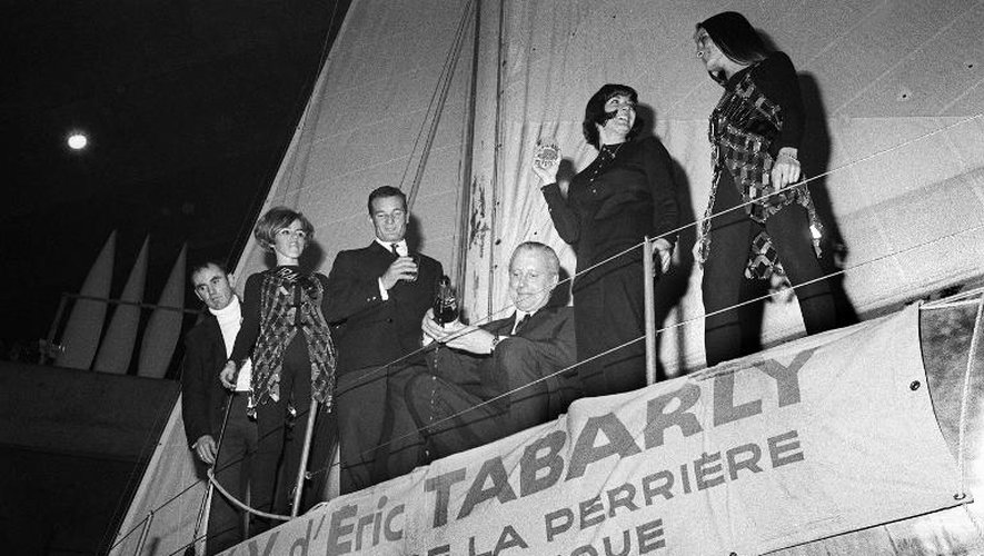 Anne-Marie Peysson (2e à droite) assiste au baptême du "Pen Duick V" d'Eric Tabarly, le 17 janvier 1969 à Puteaux