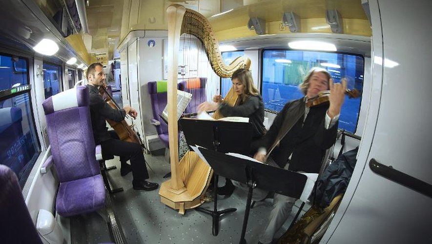 Des musiciens jouent dans un des "trains de l'Impressionnisme" reliant Paris à Giverny, le 18 avril 2015