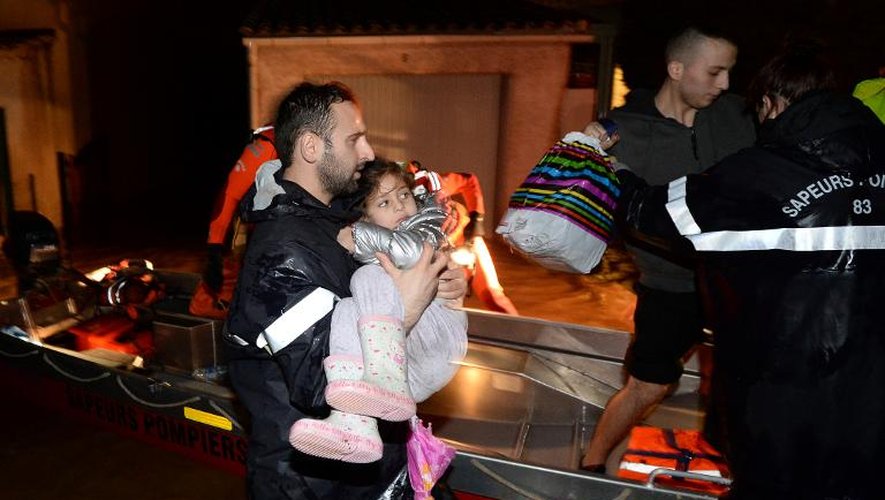 Un secouriste transporte une petite fille dont la maison a été inondée à Hyères le 19 janvier 2014