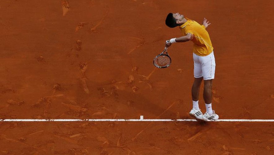 Le N.1 mondial Novak Djokovic au service face à Rafael Nadal en demi-finale au Masters 1000 de Monte-Carlo, le 18 avril 2015