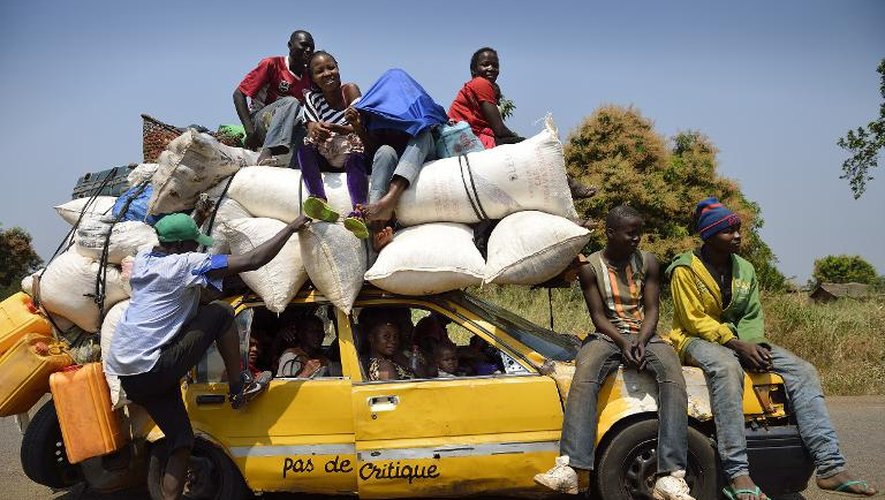 Des Chrétiens s'entassent dans un taxi-brousse au nord de Bangui pour rejoindre la capitale le 19 janvier 2014