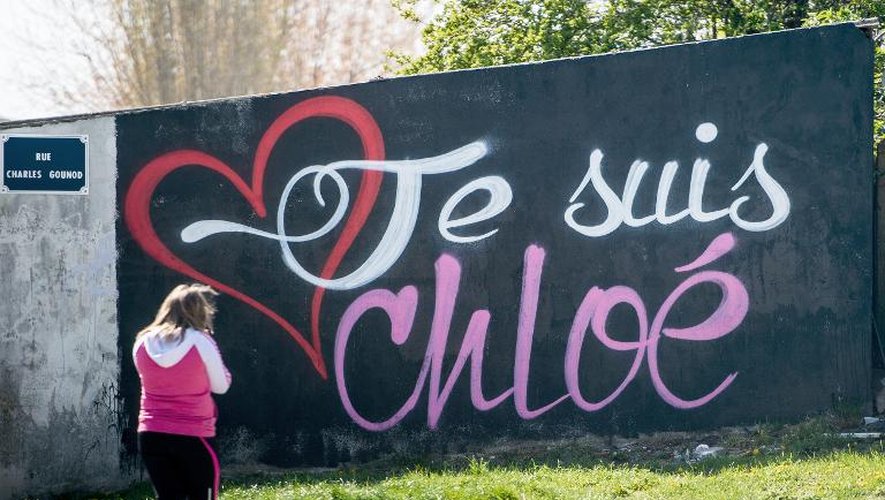 Graffiti "je suis Chloé" sur un mur de Calais, alors qu'une seconde marche blanche en hommage à la petite fille est organisée, le 18 avril 2015
