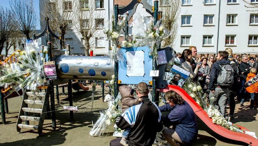 Hommage à la petite Chloé, violée et tuée le 15 avril, dans un square de Calais, trois jours après le drame