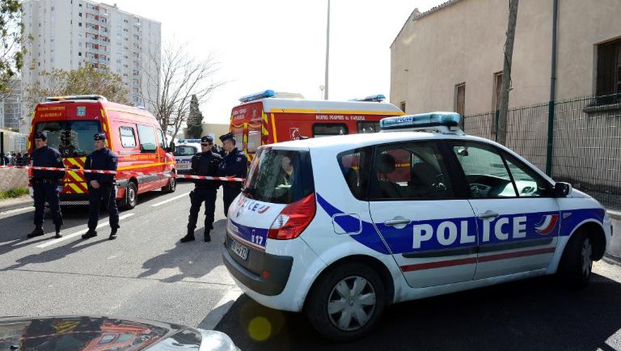 Pompiers et policiers  sur le lieu d'une fusillade le 23 mars 2013 à Marseille