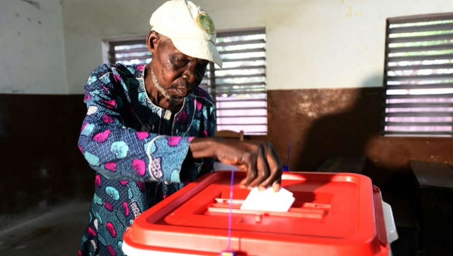 Un homme vote dans un bureau de Cotonou, le 6 mars 2016