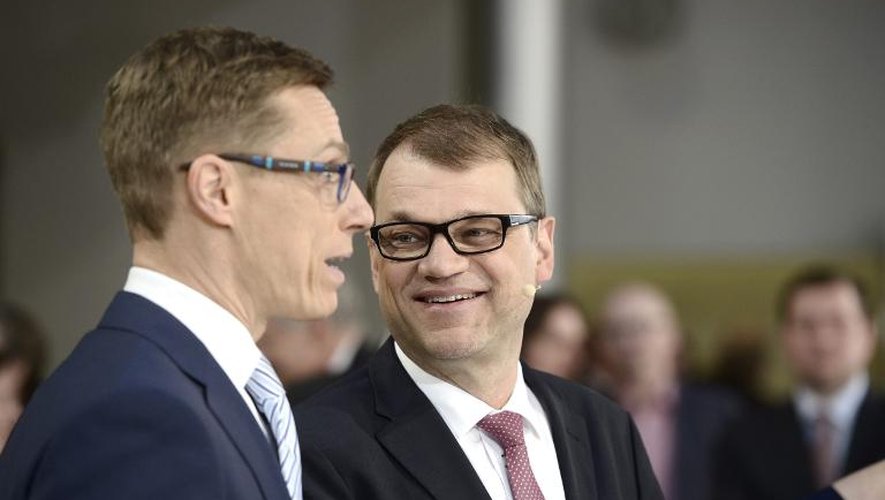 Le chef de file du parti du Centre finlandais Juha Sipilä (d) à Helsinki le 19 avril 2015, alors que se déroulent des élections législatives dans le pays
