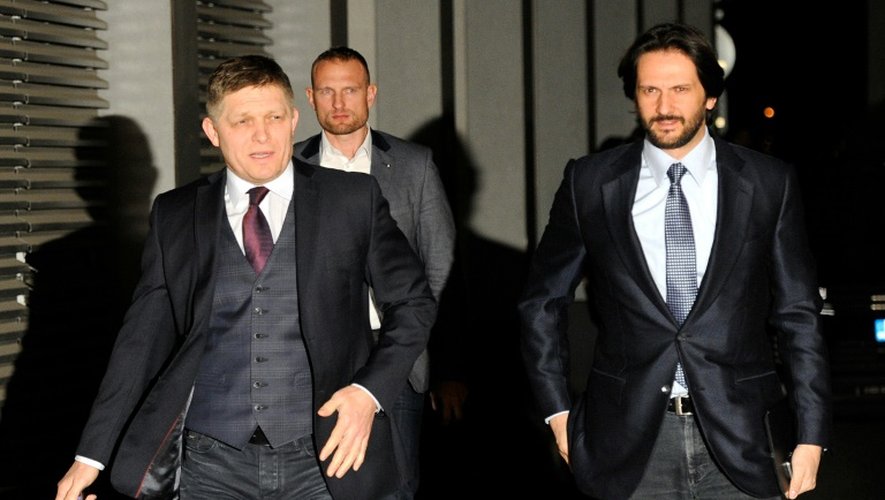 Le Premier ministre sortant Robert Fico (g) et le ministre de l'Intérieur Robert Kalinak (d) à Bratislava, le 5 mars 2016