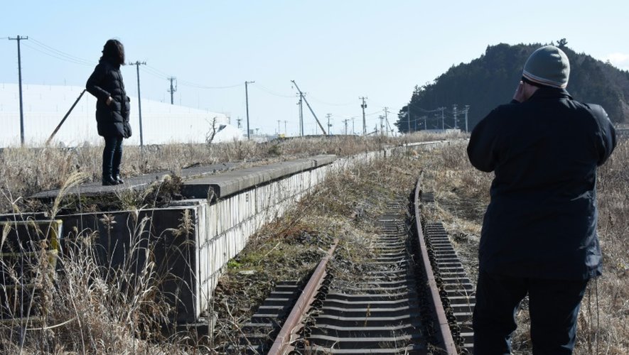 Des visiteurs reviennent sur les lieux des environs de Fukushima, à Namie, le 11 février 2016, cinq ans après la catastrophe nucléaire