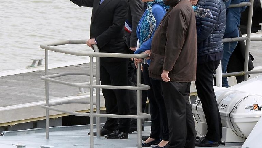 Le président français François Hollande et la ministre de l'Ecologie Ségolène Royal sur le pont de l'"Hermione", le 18 avril 2015