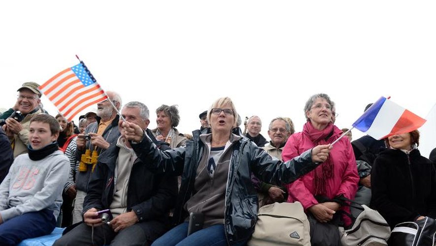 Des spectateurs saluent le 18 avril 2015, sur les berges de l'estuaire de la Charente, le départ de l'"Hermione"