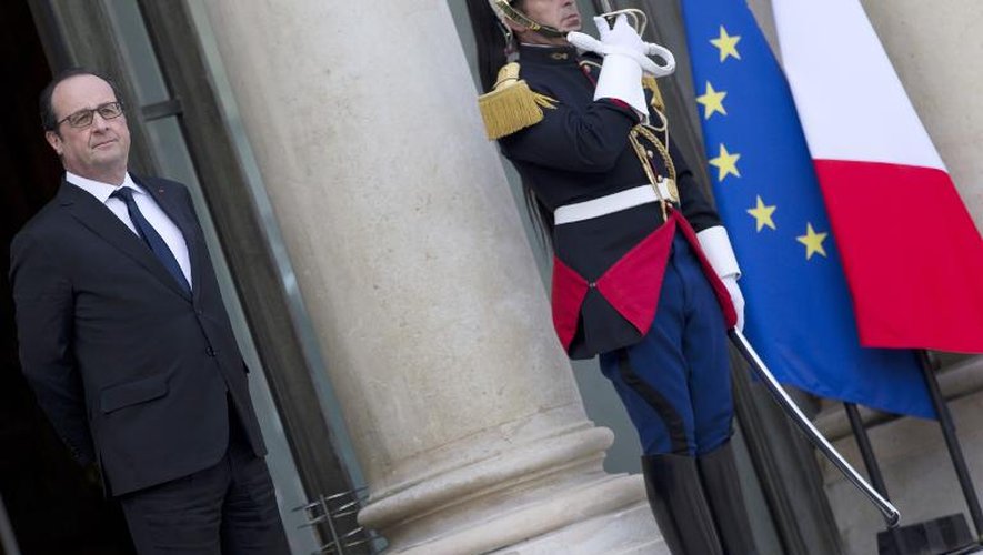 François Hollande le 17 avril  2015 sur le perron de l'Elysée à Paris
