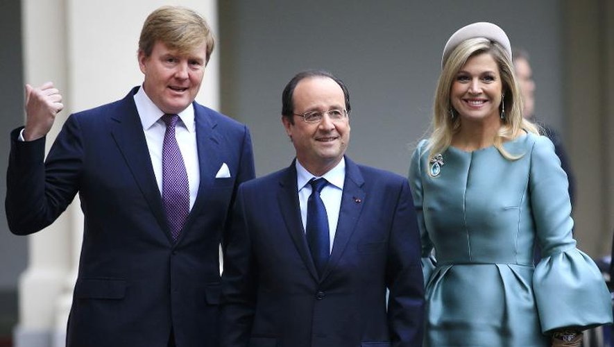 François Hollande entre le roi Willem-Alexander et la reine  Maxima à son arrivée le 20 janvier 2014 au palais Noordeinde à La Haye