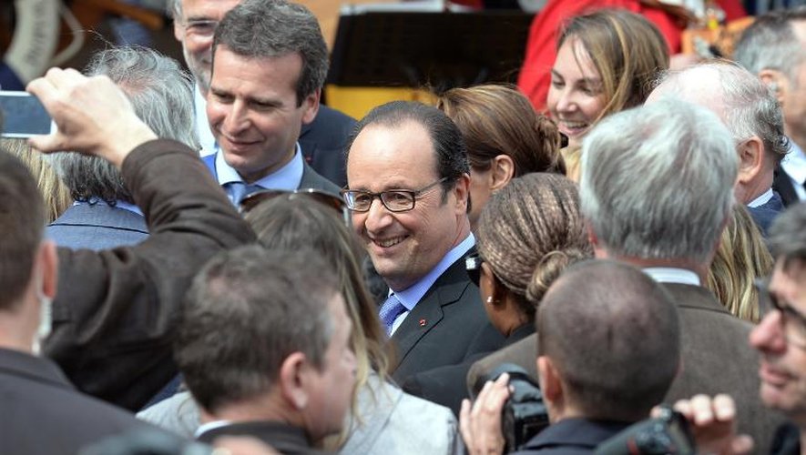 Bain de foule pour François Hollande le 18 avril 2015 à Fouras où il s'est rendu pour l'appareillage de l'"Hermione"