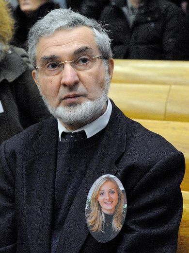 Yves Mougel avec une photo de sa fille Natacha à l'ouverture du procès de son meurtrier présumé le 20 janvier 2014 à Douai