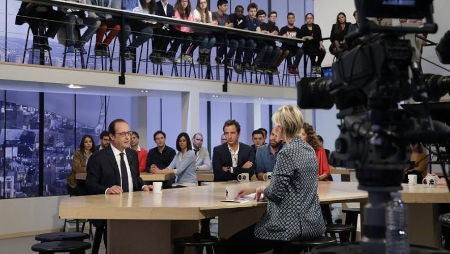 Le président François Hollande (g) interrogé par Maitena Biraben dans l'émission Le Supplément sur Canal +, le 19 avril 2015 à Paris
