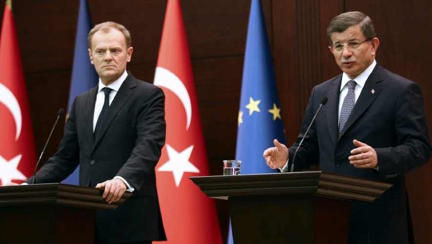Le Premier ministre turc Ahmet Davutoglu (d) et la président du Conseil européen Donald Tusk à Ankara le 3 mars 2016