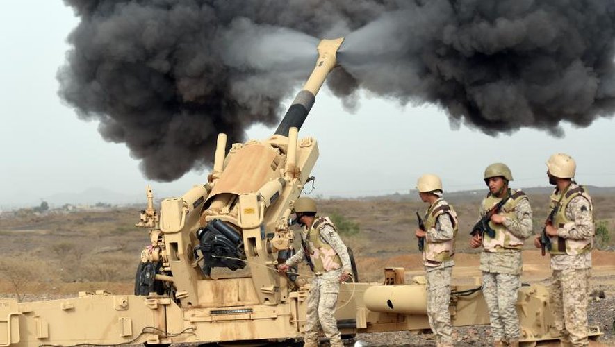 L'armée saoudienne tire des roquettes vers le Yémen depuis la frontière entre l'Arabie saoudite et le Yémen, le 13 avril 2015