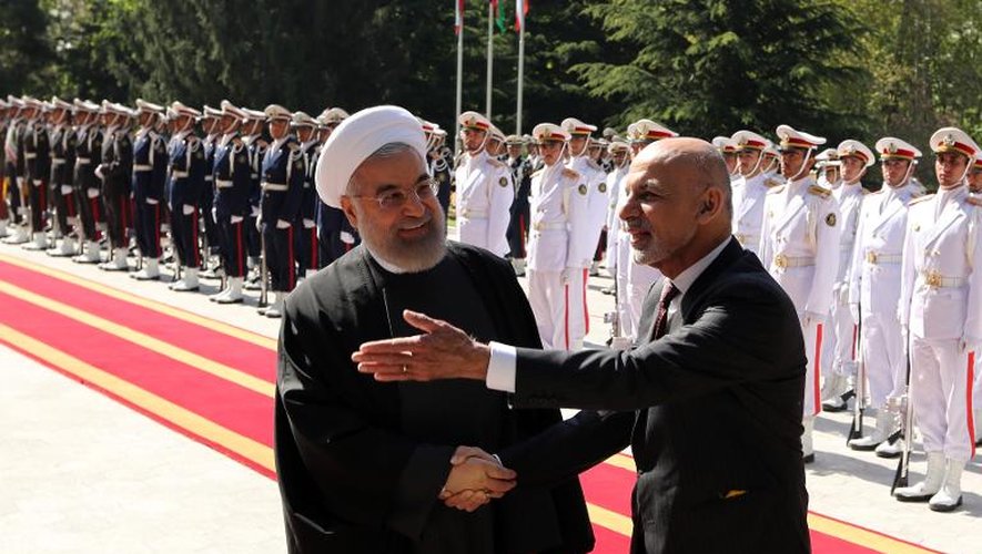 Le président iranien Hassan Rohani accueille son homologue afghan Ashraf Ghani à son arrivée le 19 avril 2015 au palais Saadabad à Téhéran
