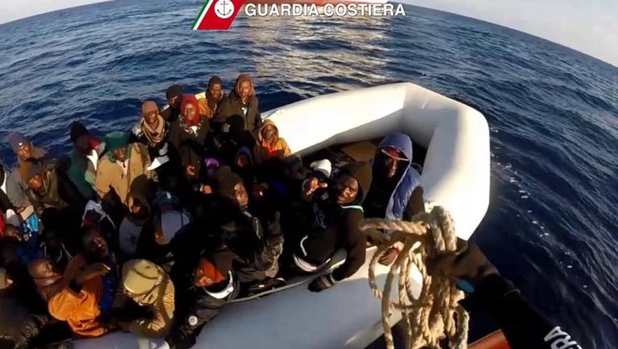 Capture d'écran fournie le 17 avril 2015 par les gardes-côtes italiens d'une opération de sauvetage d'un bateau de migrants menée le 15 avril 2015 au large de la Sicile
