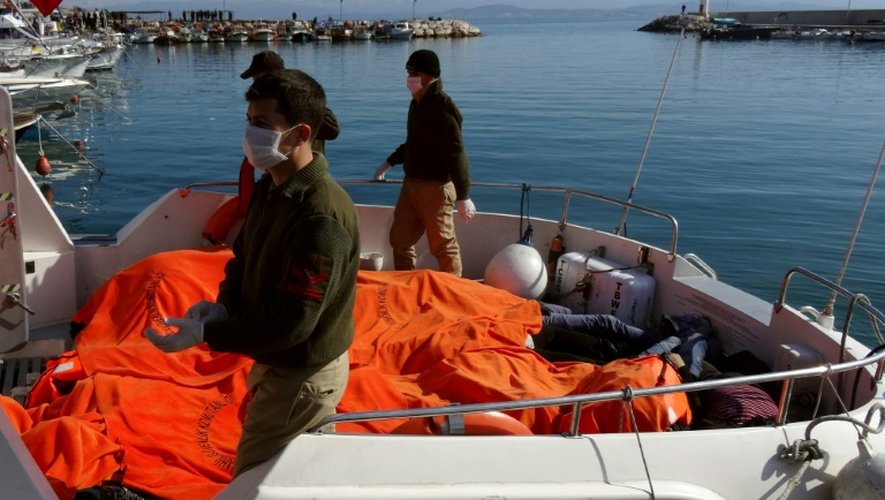 Des corps de noyés ont été récupérés en mer Egée et ramenés à Balikesir, le 8 février 2016