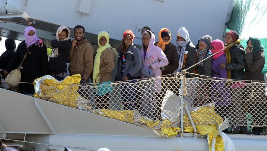 Des naufragés migrants secourus en Méditerranée, à leur arrivée le 18 avril 2015 à Messina en Sicile