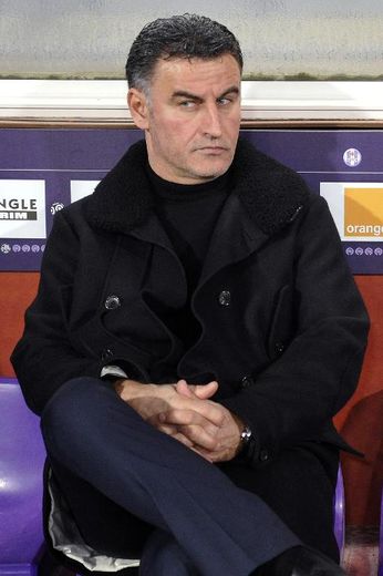 L'entraîneur de Saint-Etienne, Christophe Galtier, regarde le match de L1 de football contre Toulouse, le 28 février 2015 à Toulouse