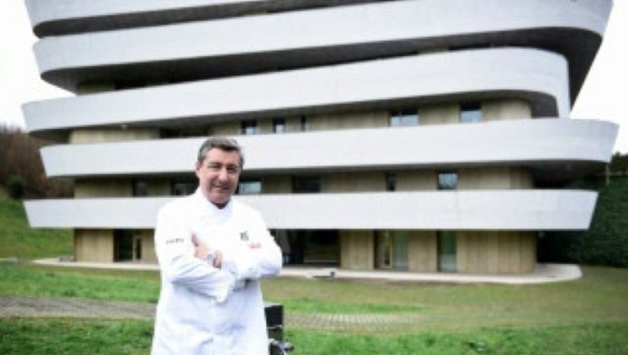 Le chef espagnol Joan Roca pose devant le centre culinaire basque de Saint-Sébastien, le 1er février 2016