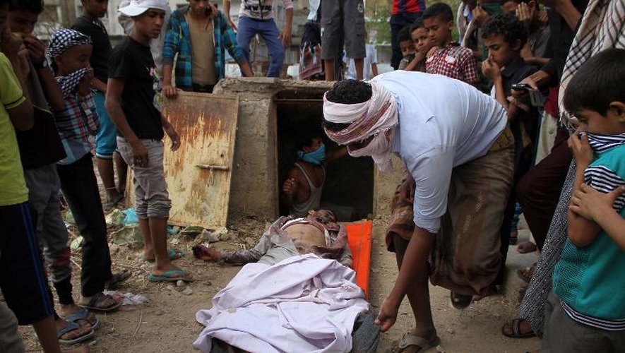 Inhumation le 18 avril 2015 à Taëz d'un rebelle chiite houthi tué lors d'affrontements avec des combattants favorables au président
