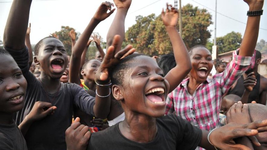 Des habitants de Bangui manifestent leur joir le 20 janvier 2014 dans la capitale centrafricaine à l'annonce de l'élection de Catherine Samba Panza à la présidence