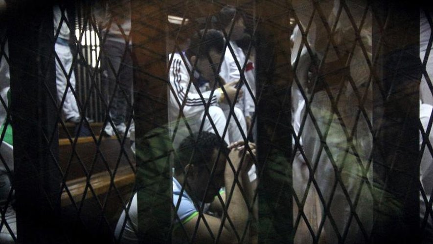 Les accusés à l'annonce de leur condamnation le 19 avril 2015 au tribunal au Caire