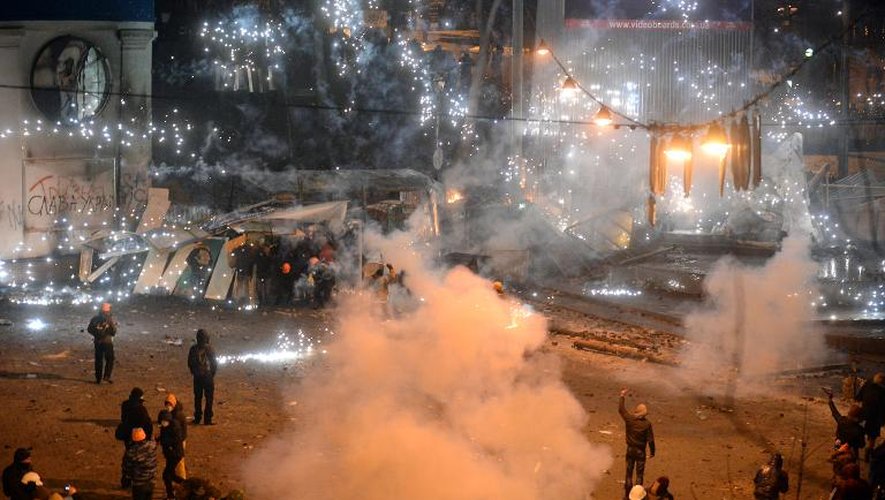 Explosion d'une grenade lors de heurts entre manifestants ukrainiens pro-européens et forces de l'ordre, le 20 janvier 2014 à Kiev